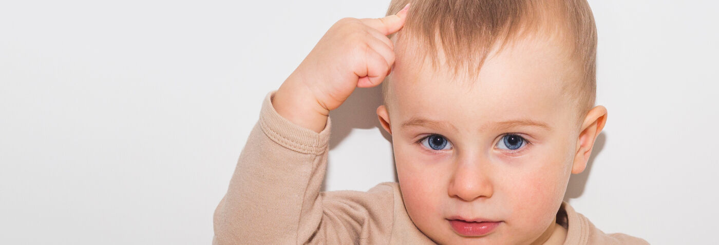 Bébé se gratte la tête, que faire ?