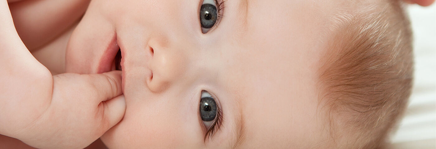 Nettoyer la peau sensible de bébé