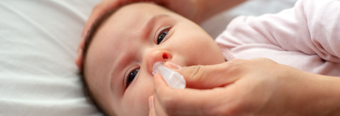 Lavement et nettoyage de nez bebe
