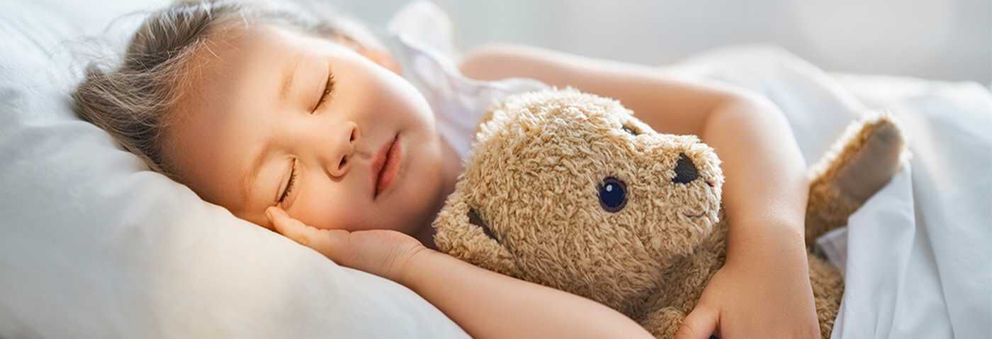 Literie, peluches, tapis : comment faire la chasse aux microbes dans la chambre du bébé ?