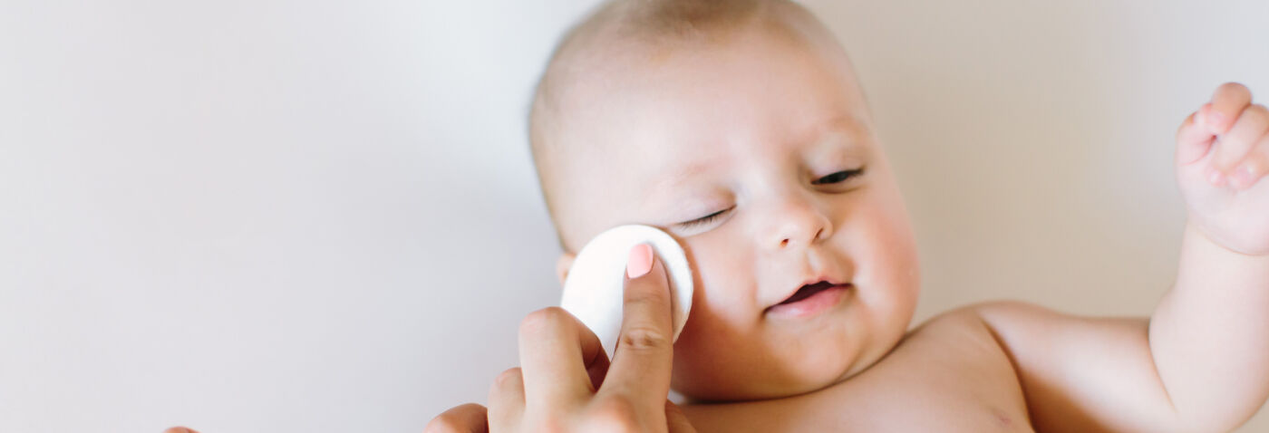 Eau nettoyante bébé : comment la choisir et bien l'utiliser ?